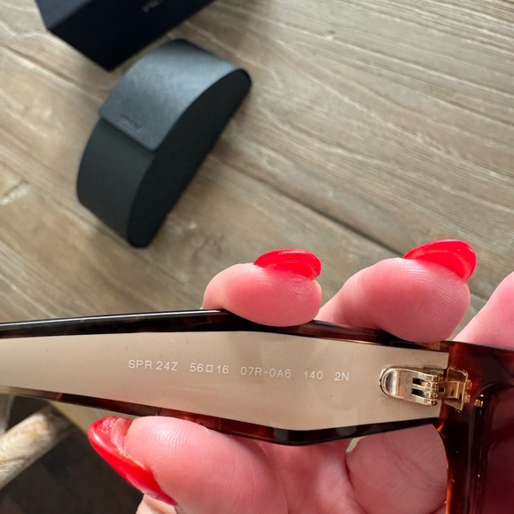 Prada sunglasses - Picture 4 of 6